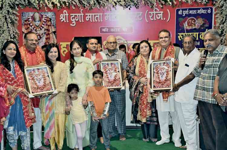 MP Arora alongwith his wife Sandhya Arora offer prayers at Shree Durga Mata Mandir, seek blessings  