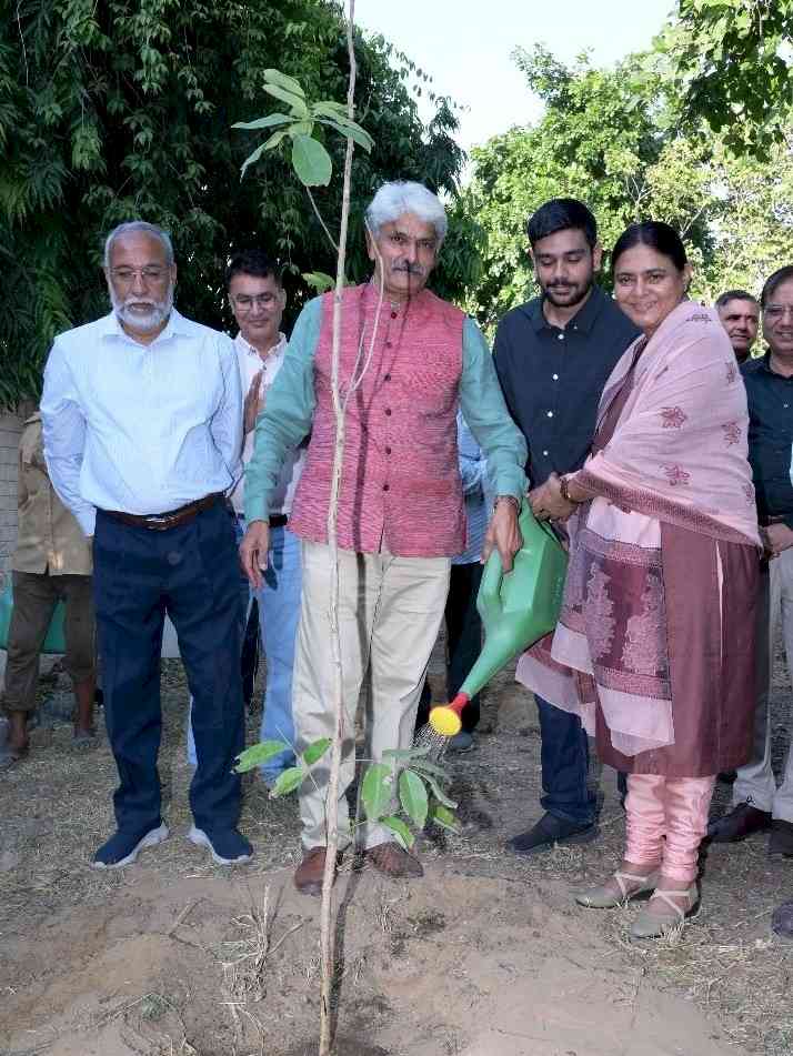 पौधारोपण द्वारा प्रकृति प्रेम के समर्पण के रूप में मनाया गया मदवि कुलपति के पुत्र का जन्मदिन