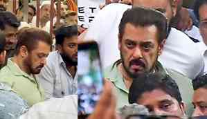 Salman Khan arrives at Baba Siddique’s surrounded by heavy security