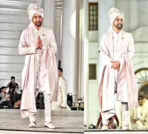 Ranbir Kapoor recreates “Channa Mereya” look, turns into regal groom for a fashion show