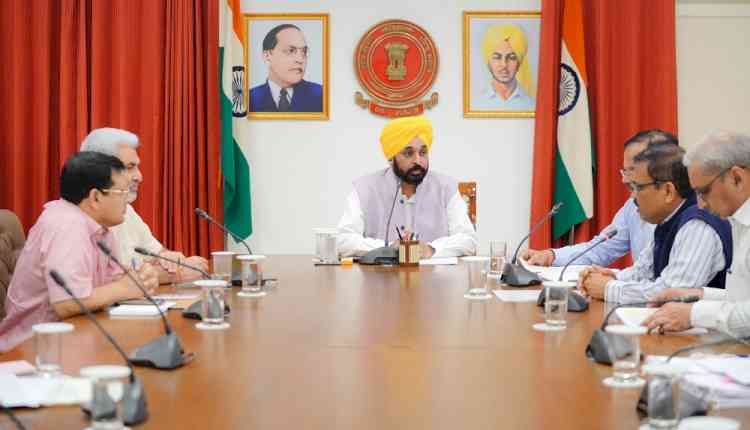 CM orders lifting of grains from Mandis on war footing