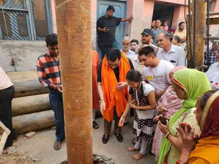 MLA Bagga inaugurates tubewell project in Bal Singh Nagar 