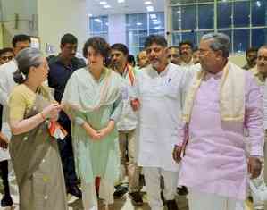 Sonia Gandhi, Priyanka lands in Mysuru ahead of nomination filing; warmly received by K’taka CM & Dy CM