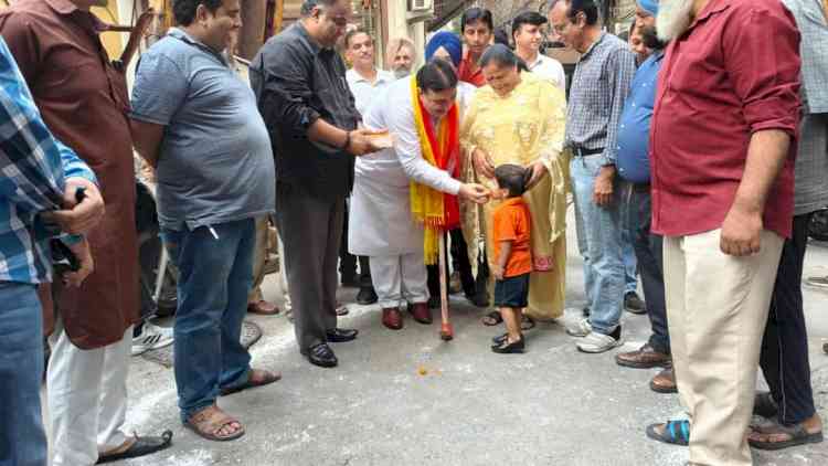 MLA Prashar kick starts project to install tubewell in Dhandiya Mohalla of ward number 60 