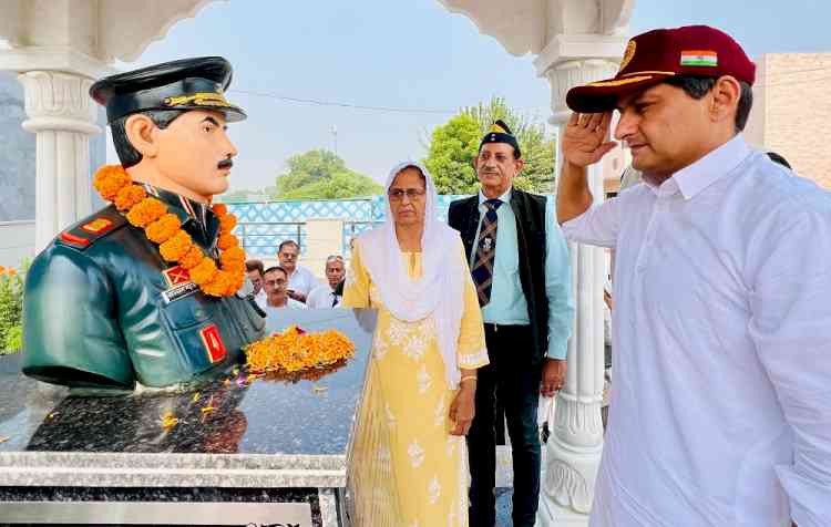 सांसद दीपेंद्र हुड्डा ने शहीद मेजर सज्जन सिंह गहलावत की प्रतिमा का अनावरण किया