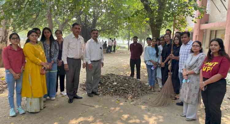 विधि विभाग में विद्यार्थियों ने स्वच्छता अभियान चलाया