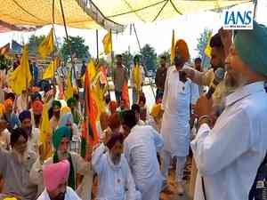 Farmers in Punjab block highways in protest against ‘tardy’ paddy procurement (Lead)