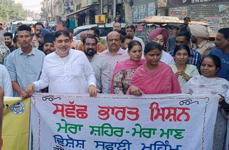 'Swachhta Di Lehar' : MLAs Prashar and Chhina participate in cleanliness and plastic plogging drives organised in city 