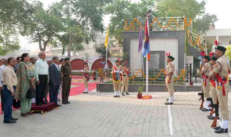 नैक टीम ने किया हिंदू कॉलेज का दौरा