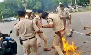 Bihar: Protesters burn Bihar Police's effigy outside CM residence in Patna