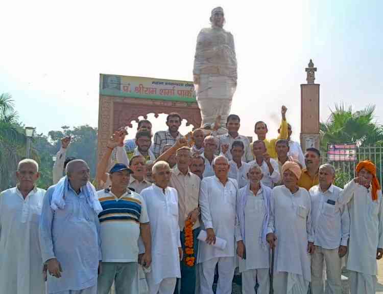 स्वतंत्रता सेनानी पं. श्रीराम शर्मा की आदमकद प्रतिमा स्थापित