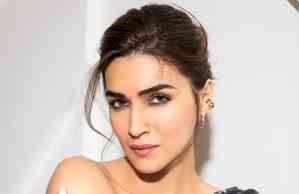 Kriti Sanon refrains from posing together with rumoured boyfriend  Kabir Bahia