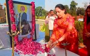 Diya Kumari pays floral tributes to Maharaja Sawai Jai Singh