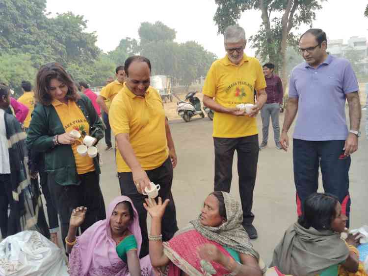 सेक्टर सोलह सत्रह झुग्गियों की राख में, नया जीवन तलाशते लोग 