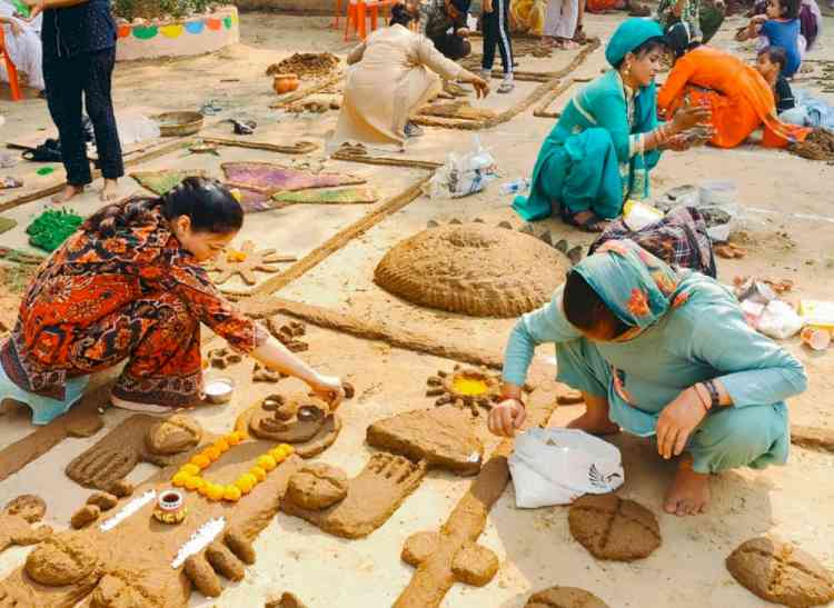 राज्य स्तरीय गोवर्धन उत्सव में पारंपरिक गीतों पर झूमीं महिलाएं