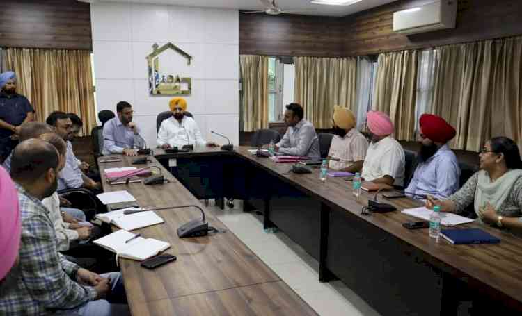 Housing and Urban Development Minister holds meeting with GLADA officials, reviews various projects