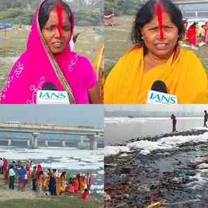 Toxic foam on Yamuna raises concerns as Chhath Puja begins in Delhi