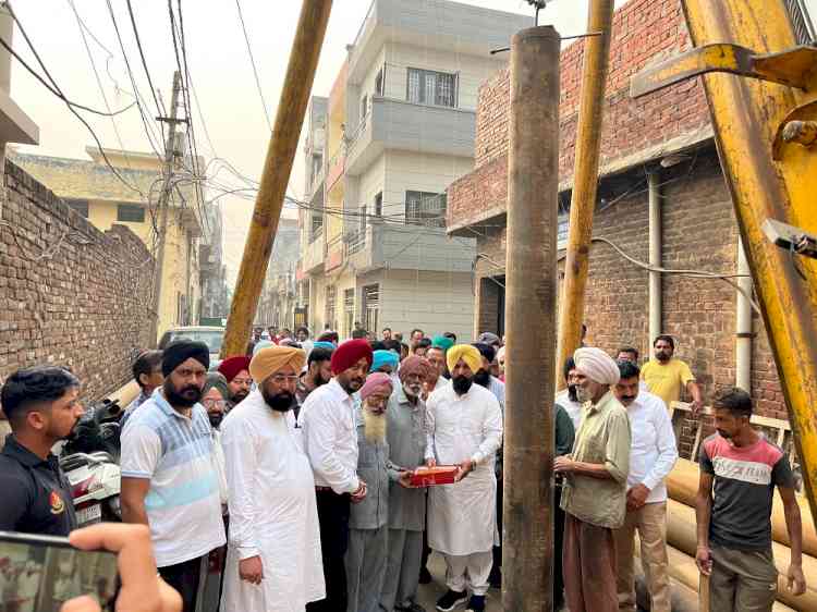 MLA Sidhu kick starts project to install tubewell in Arjan Nagar 