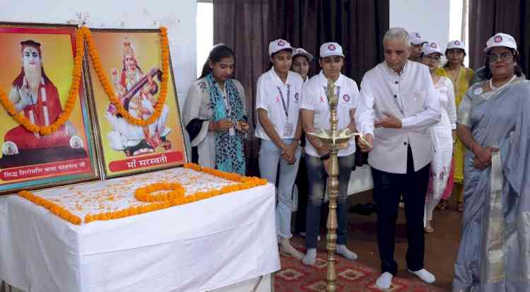 एड्स के प्रति जागरूकता फैलाने में योगदान दें विद्यार्थीः कुलपति प्रो एच.एल. वर्मा