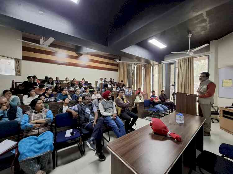 हिंदी-विभाग में मुक्तिबोध और उनका संघर्ष विषय पर व्याख्यान का आयोजन किया गया