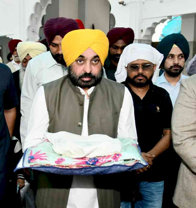 On sacred occasion of parkash purab of Sri Guru Nanak Dev ji, CM pays obeisance at Gurdwara Chevin patshahi