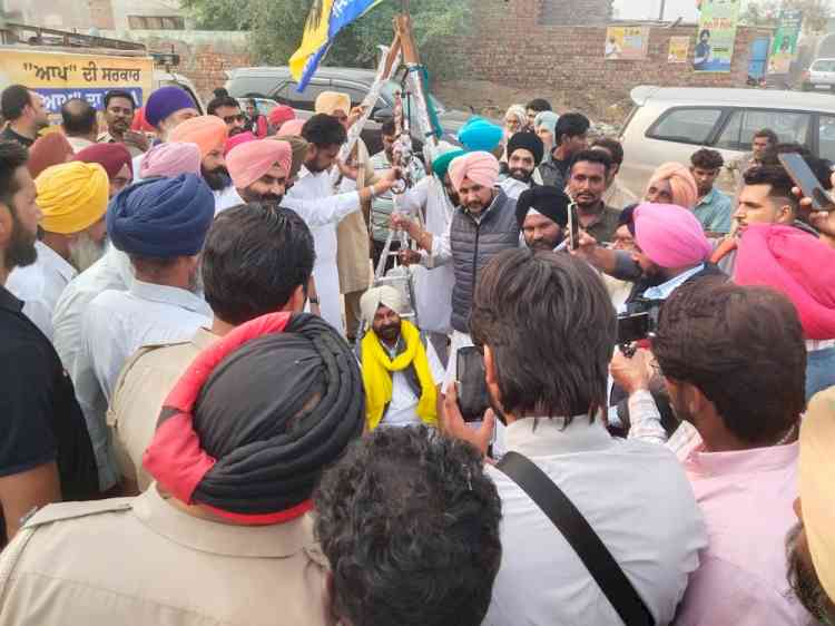 Hardeep Singh Dimpy Dhillon holds public meetings in various villages, several villages weighed him with ladoos