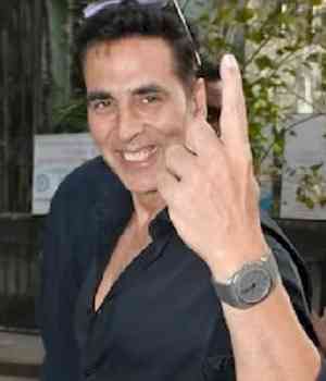 Akshay Kumar among earliest voters, says ‘good morning’