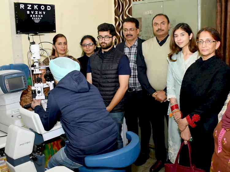 MP Arora’s family members donate machine to Ophthalmology Department of Civil Hospital