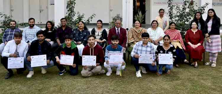 विजेता विद्यार्थियों को प्राचार्य ने दी बधाई