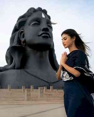 Mouni Roy seeks divine blessings from Lord Shiva in Tamil Nadu