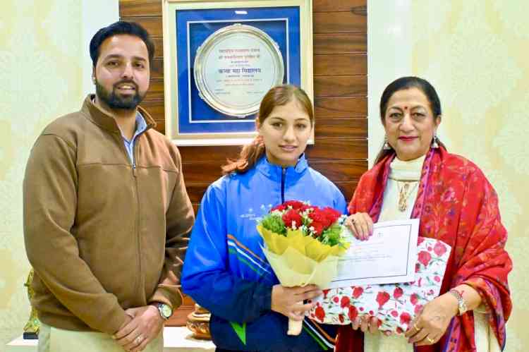 Principal Prof. Dr. Atima Sharma Dwivedi honours KMV’s National Champion Nikita Chauhan 