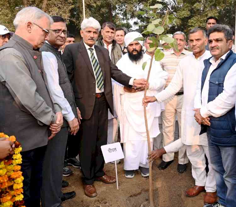 पर्यावरण संरक्षण को बढ़ावा देने के लिए पौधारोपण को जन अभियान बनाने की जरूरतः कुलपति प्रो. राजबीर‌ सिंह