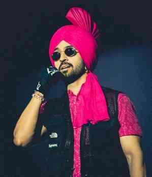 Diljit Dosanjh sings as man proposes marriage to girlfriend on stage