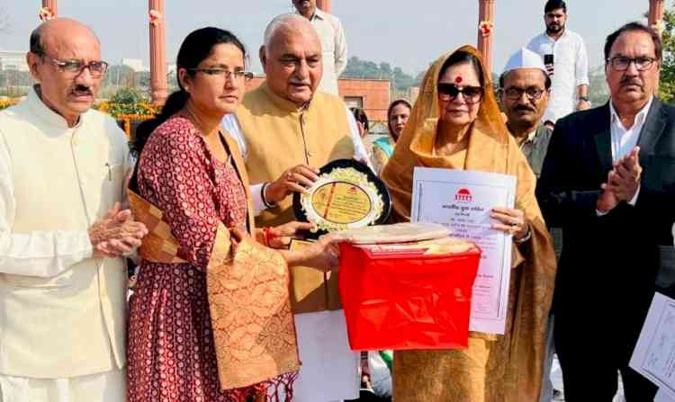 A mass pays tribute to freedom fighter Ch. Ranbir Singh on Constitution Day