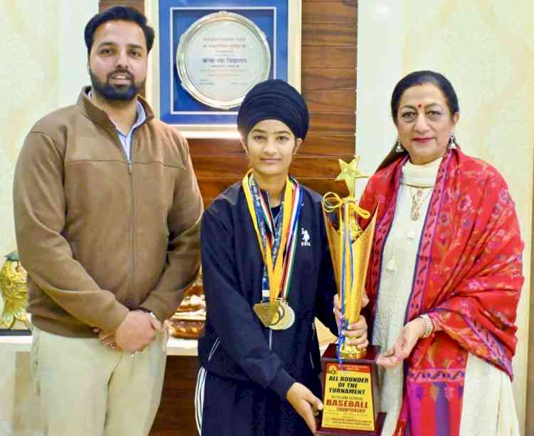 Principal Prof. Dr. Atima Sharma Dwivedi honours KMV’s National level baseball champion Sharanjit Kaur