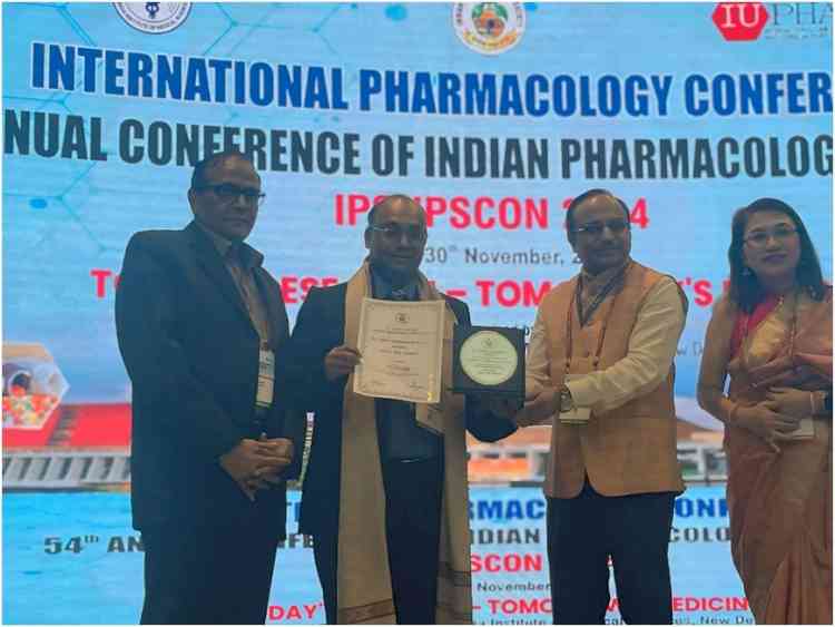 Dr. Anil Receives Dr. Lalitha Kameshwaran Oration Award