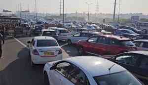 Massive traffic jam at Ghazipur border, commuters share grievances 