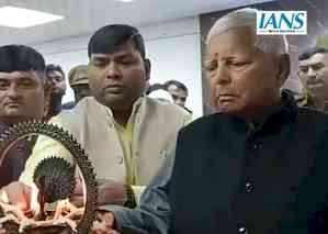 Lalu Prasad Yadav inaugurates nursing home in Bihar’s Mahua