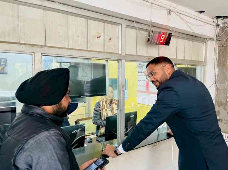 DC conducts surprise visit to Sub-Registrar Ludhiana (East) office