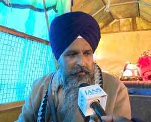 How do 101 farmers on foot pose threat to national peace, asks Pandher