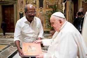 Kerala Hindu leader gifts Rig Veda to Pope Francis