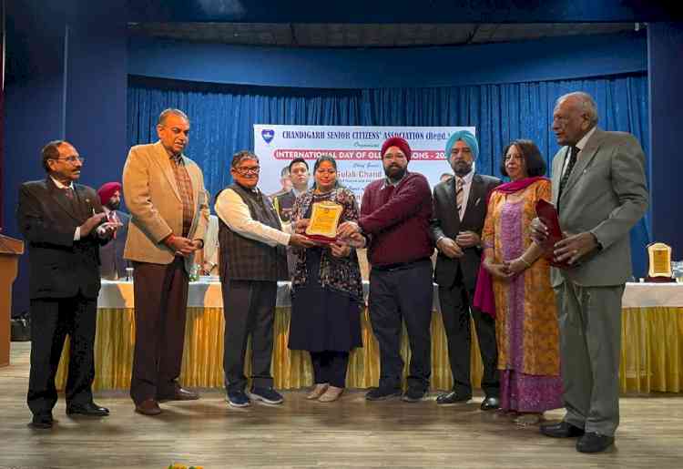 Punjab Governor felicitates NGO Women and Child Care Welfare Foundation 