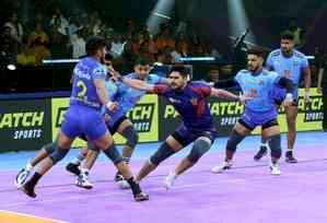 PKL 11: Dabang Delhi reach playoffs with massive 22-point win over Bengal Warriorz