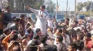 Farmers protest in Indore against substandard Chinese garlic imports