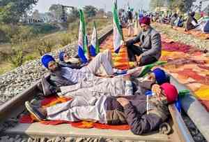 Commuters inconvenienced with 'rail roko' protest by farmers in Punjab