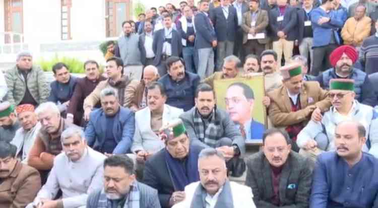 Himachal Congress MLAs staged dharana outside Vidhan Sabha protesting against Home Minister's statement 