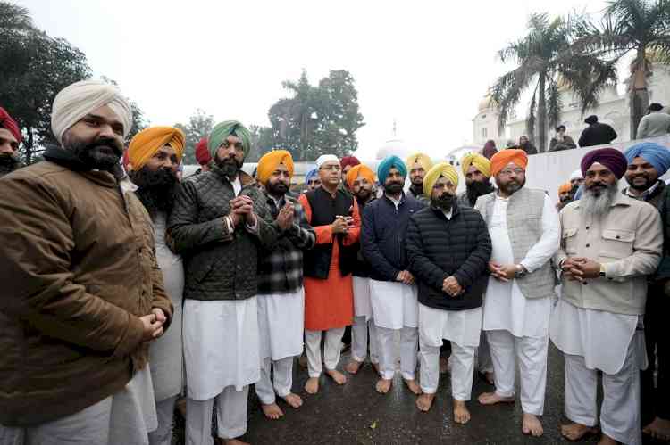 AAP Punjab leaders pay obeisance at Gurdwara Sri Fatehgarh Sahib on Martyrdom Day of Chhote Sahibzade