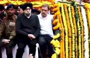 Rahul Gandhi accompanies mortal remains of Dr Singh to cremation ground