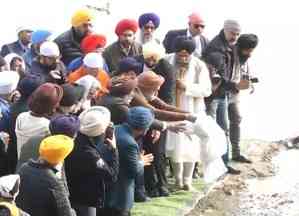 Gandhis, Congress leaders absent as kin collect Dr Singh’s ashes 