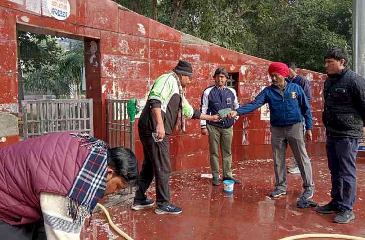 पार्कों की दीवारों पर न लगाएं होर्डिंग/फ्लैक्स, पोस्टर आदिः नगर निगम आयुक्त धर्मेंद्र सिंह